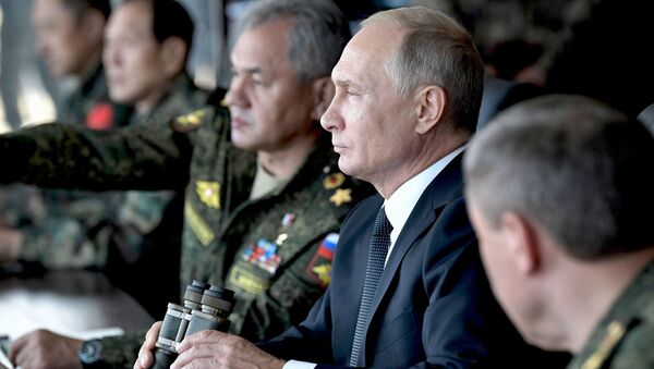 Президент РФ Владимир Путин наблюдает за ходом военных маневров российских, монгольских и китайских вооруженных сил Восток-2018 с командного пункта на полигоне Цугол - Sputnik Afrique