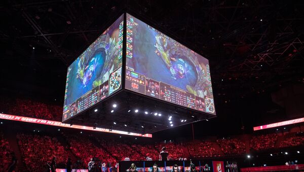 The teams Misfits Gaming and G2 Esports compete in final of the LCS, the first European division of the video game League of Legends, at the AccorHotels Arena in Paris on September 3, 2017. - Sputnik Afrique