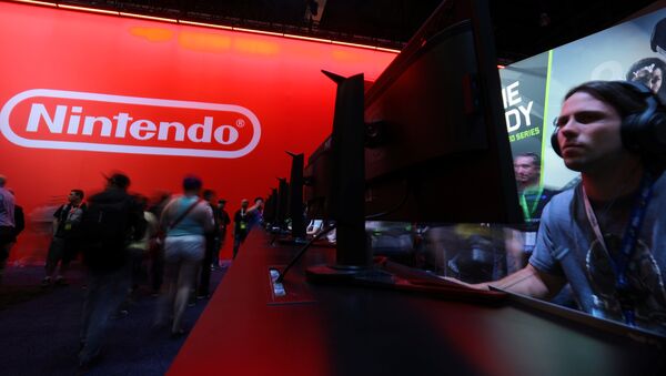 An attendee plays a video game next to the Nintendo booth at the E3 2017 Electronic Entertainment Expo in Los Angeles, California, U.S. June 13, 2017 - Sputnik Afrique