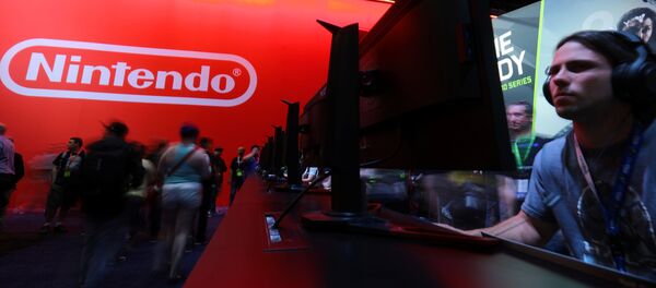 An attendee plays a video game next to the Nintendo booth at the E3 2017 Electronic Entertainment Expo in Los Angeles, California, U.S. June 13, 2017 - Sputnik Afrique