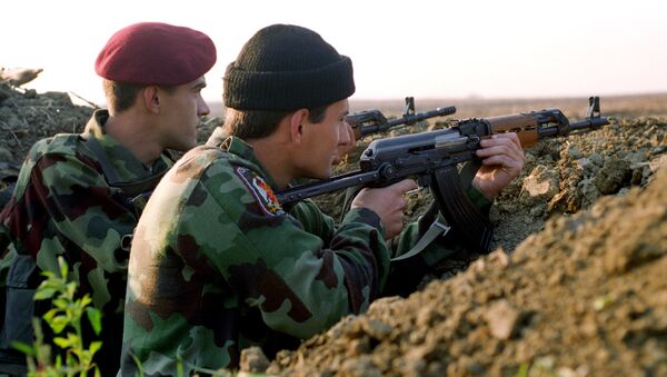 Сербские солдаты на передовой линии обороны во время боевого дежурства - Sputnik Afrique