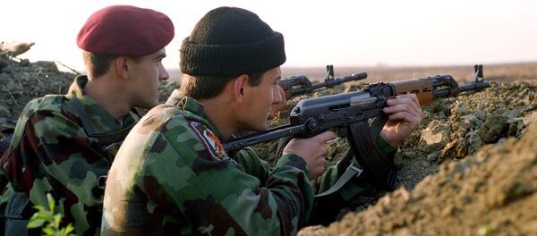 Сербские солдаты на передовой линии обороны во время боевого дежурства - Sputnik Afrique