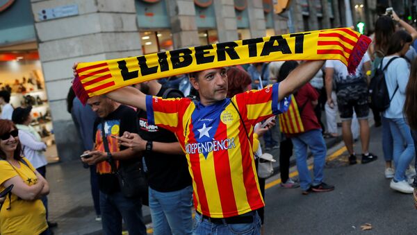 Des indépendantistes inondent les rues de Barcelone pour le 1er anniversaire du référendum - Sputnik Afrique