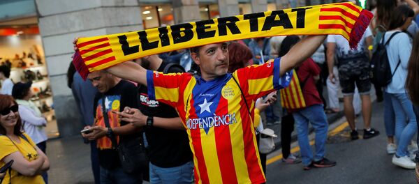 Des indépendantistes inondent les rues de Barcelone pour le 1er anniversaire du référendum - Sputnik Afrique