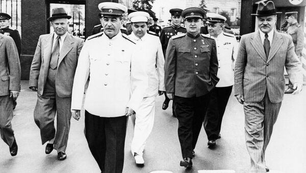 Staline et Molotov se rendent à la Place Rouge - Sputnik Afrique