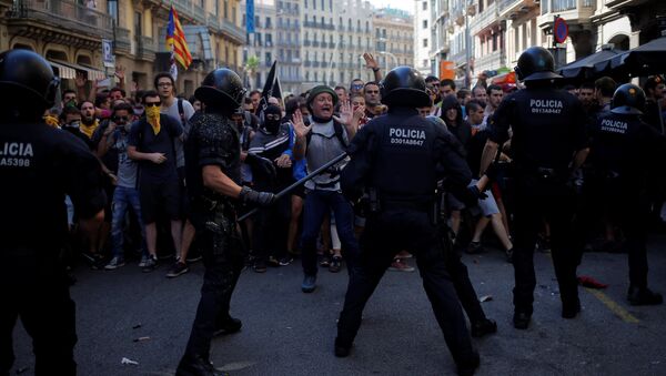 Heurts entre indépendantistes et policiers à Barcelone (1er octobre 2018) - Sputnik Afrique