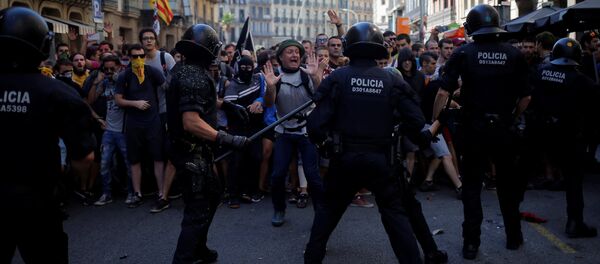 Heurts entre indépendantistes et policiers à Barcelone (1er octobre 2018) - Sputnik Afrique