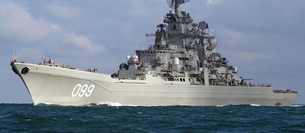Тяжелый атомный ракетный крейсер Петр Великий во время прохода авианосной группы Северного флота России через пролив Ла-Манш - Sputnik Afrique