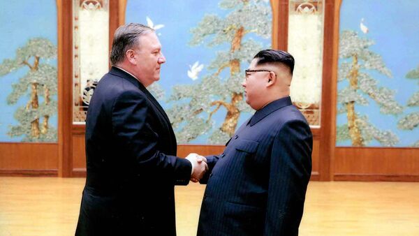 Mike Pompeo, secretario de Estado de EEUU, y Kim Jong-un, líder norcoreano - Sputnik Afrique