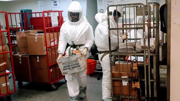 US Defense Department personnel, wearing protective suits, screen mail as it arrives at a US government facility near the Pentagon in Washington, DC on October 2, 2018 - Sputnik Afrique