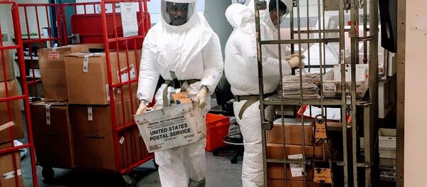 US Defense Department personnel, wearing protective suits, screen mail as it arrives at a US government facility near the Pentagon in Washington, DC on October 2, 2018 - Sputnik Afrique