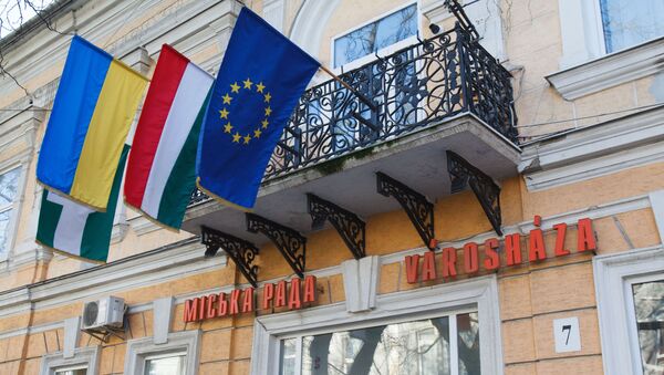 Флаги Венгрии, Украины и Евросоюза в украинском городе Берегово, где проживают закарпатские венгры - Sputnik Afrique