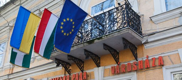 Флаги Венгрии, Украины и Евросоюза в украинском городе Берегово, где проживают закарпатские венгры - Sputnik Afrique