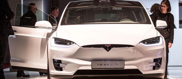 Презентация новой модели TESLA Model X на открытии международного автосалона Mondial de l'Automobile в Париже - Sputnik Afrique