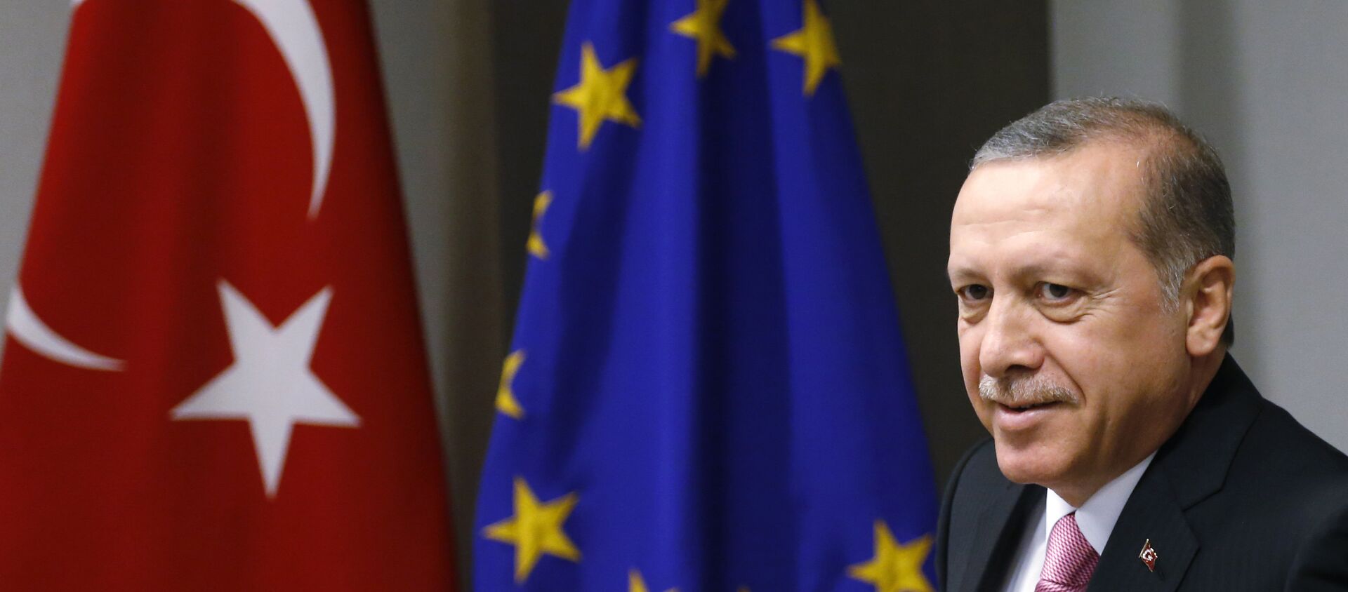 Le président turc Recep Tayyip Erdogan attend l'arrivée du président du Conseil européen Donald Tusk avant une réunion au bâtiment du Conseil de l'UE à Bruxelles, lundi 5 octobre 2015. - Sputnik Afrique, 1920, 21.04.2021