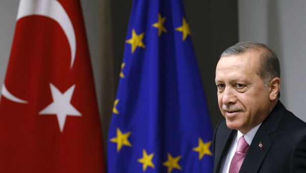 Le président turc Recep Tayyip Erdogan attend l'arrivée du président du Conseil européen Donald Tusk avant une réunion au bâtiment du Conseil de l'UE à Bruxelles le lundi 5 octobre 2015. - Sputnik Afrique