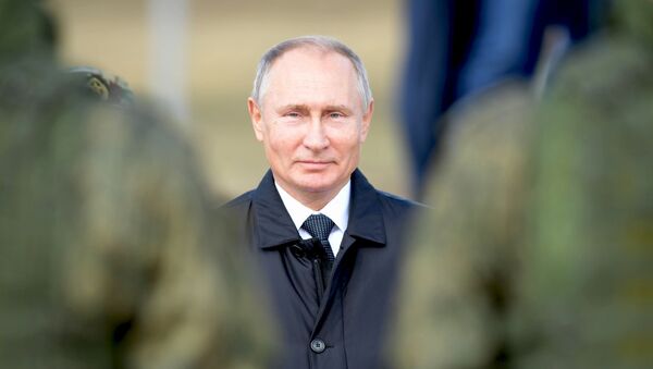 Президент РФ Владимир Путин во время полевого смотра войск после окончания основного этапа военных маневров Восток-2018 - Sputnik Afrique