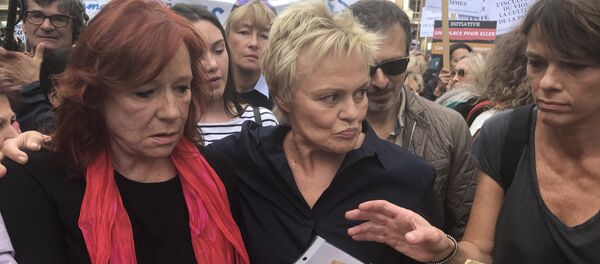 Des centaines de personnes manifestent à Paris contre les violences faites aux femmes - Sputnik Afrique