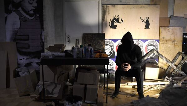  Une exposition de l'artiste de rue anglais Banksy à la Central House of Artist - Sputnik Afrique