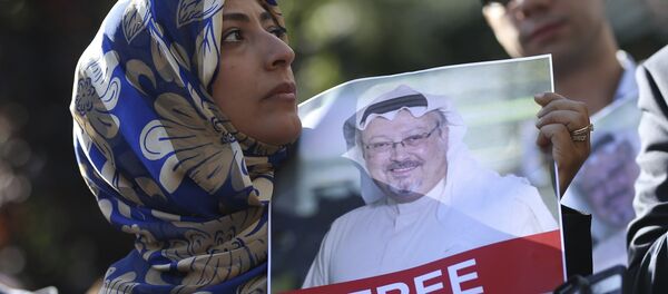 FILE - In this Friday, Oct. 5, 2018 file photo, Tawakkol Karman, the Nobel Peace Prize laureate for 2011 holds a picture of missing Saudi writer Jamal Khashoggi as she speaks to journalists near the Saudi Arabia consulate, in Istanbul, Turkey. - Sputnik Afrique