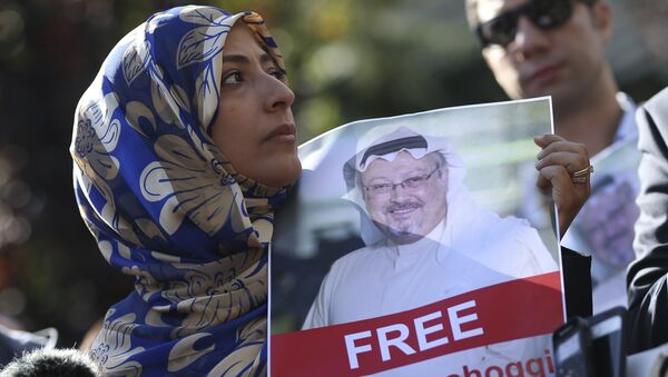 FILE - In this Friday, Oct. 5, 2018 file photo, Tawakkol Karman, the Nobel Peace Prize laureate for 2011 holds a picture of missing Saudi writer Jamal Khashoggi as she speaks to journalists near the Saudi Arabia consulate, in Istanbul, Turkey. - Sputnik Afrique