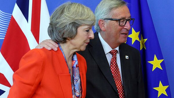 British Prime Minister Theresa May (L) is welcomed by European Commission President Jean-Claude Juncker at the EC headquarters in Brussels, Belgium October 21, 2016. - Sputnik Afrique