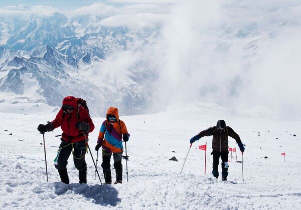L’ascension d’alpinistes sur le mont Elbrouz L’ascension d’alpinistes sur le mont Elbrouz - Sputnik Afrique
