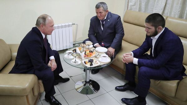 Russlands Präsident Wladimir Putin (l.) und Khabib Nurmagomedov (r.) - Sputnik Afrique