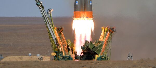 Старт ракеты-носителя Союз-ФГ с пилотируемым кораблем Союз МС-10 - Sputnik Afrique