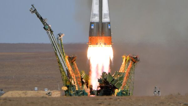Старт ракеты-носителя Союз-ФГ с пилотируемым кораблем Союз МС-10 - Sputnik Afrique