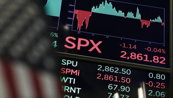 A board above the trading floor of the New York Stock Exchange shows the closing number for the S&P 500 index Wednesday, Aug. 22, 2018. The current bull run on Wall Street became the longest in history on Wednesday at 3,453 days, beating the bull market of the 1990s that ended in the dot-com collapse in 2000 - Sputnik Afrique