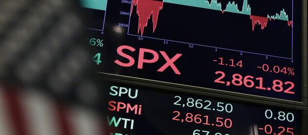 A board above the trading floor of the New York Stock Exchange shows the closing number for the S&P 500 index Wednesday, Aug. 22, 2018. The current bull run on Wall Street became the longest in history on Wednesday at 3,453 days, beating the bull market of the 1990s that ended in the dot-com collapse in 2000 - Sputnik Afrique