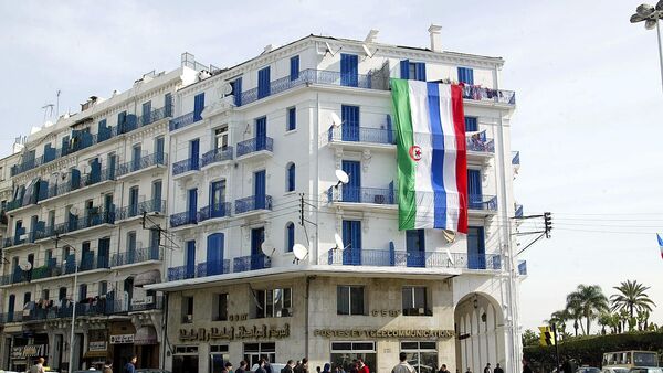 Les drapeaux algérien et français sur un immeuble à Alger lors de la visite du Président Jacques Chirac en mars 2003 - Sputnik Afrique