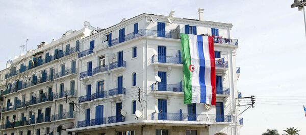 Les drapeaux algérien et français sur un immeuble à Alger lors de la visite du Président Jacques Chirac en mars 2003 - Sputnik Afrique
