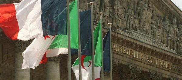 Les drapeaux algérien et français - Sputnik Afrique