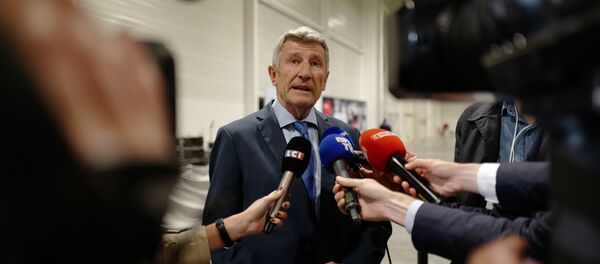 French politician and writer Philippe de Villiers speaks to the press during a meeting with Vendean entrepreneur at a K-Line industrial site on June 13, 2018, in Les Herbiers. Ludovic MARIN / POOL / AFP - Sputnik Afrique