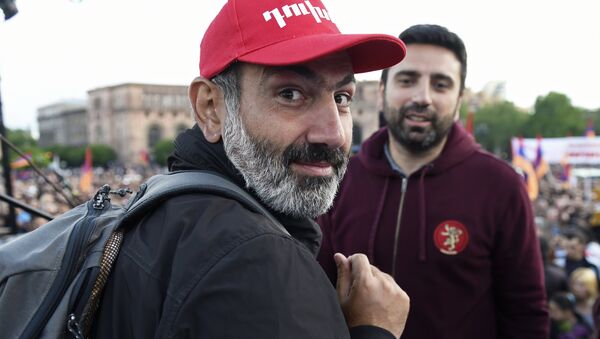 Leader of the My Step opposition movement Nikol Pashinyan, left, at a rally on Republic Square in Yerevan - Sputnik Afrique