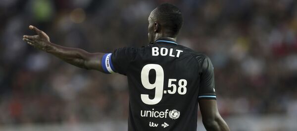 Former Olympic and Jamaican sprinter Usain Bolt wearing a shirt to commemorate his World Record 100m time, in action on the pitch at Old Trafford as part of Unicef's Soccer Aid, Manchester, Sunday, June 10, 2018 - Sputnik Afrique