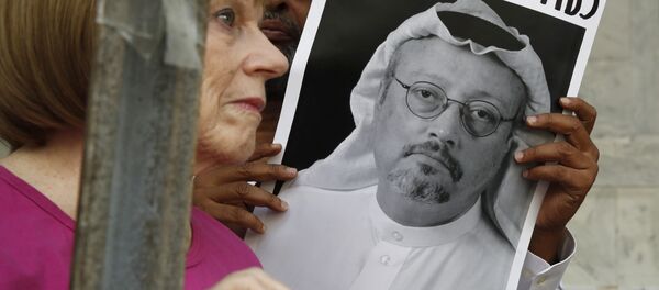 Manifestante avec un portrait de Jamal Khashoggi - Sputnik Afrique