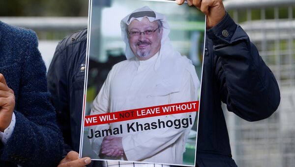 Activista con la foto del periodista desaparecido, Jamal Khashoggi - Sputnik Afrique