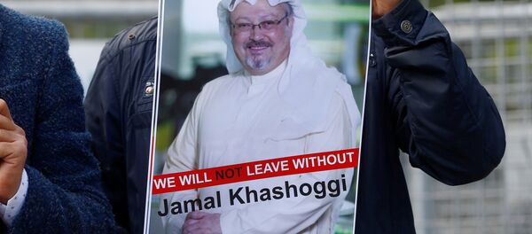 Activista con la foto del periodista desaparecido, Jamal Khashoggi - Sputnik Afrique