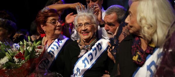Holocaust survivor Tova Ringer, 93, reacts after winning the annual Holocaust survivors' beauty pageant in Haifa, Israel October 14, 2018. - Sputnik Afrique