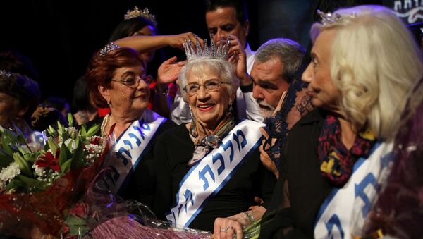 Holocaust survivor Tova Ringer, 93, reacts after winning the annual Holocaust survivors' beauty pageant in Haifa, Israel October 14, 2018. - Sputnik Afrique