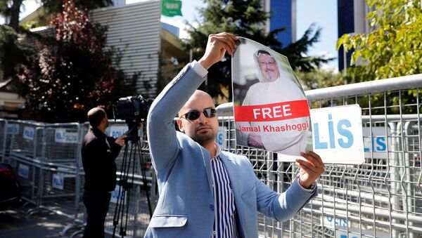 Un activista con la foto del periodista desaparecido, Jamal Khashoggi - Sputnik Afrique