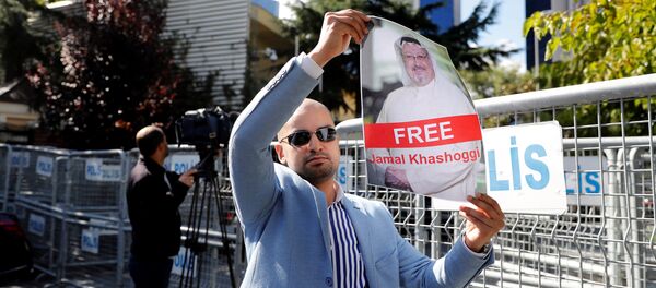 Un activista con la foto del periodista desaparecido, Jamal Khashoggi - Sputnik Afrique