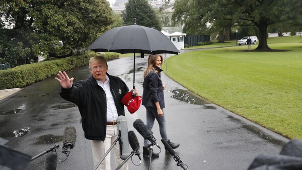 President Donald Trump and first lady Melania Trump walk across the South Lawn of the White House in Washington, Monday, Oct. 15, 2018, to board Marine One helicopter for a short trip to Andrews Air Force Base, Md., en route to Florida to tour areas the devastation left behind from Hurricane Michael last week. - Sputnik Afrique