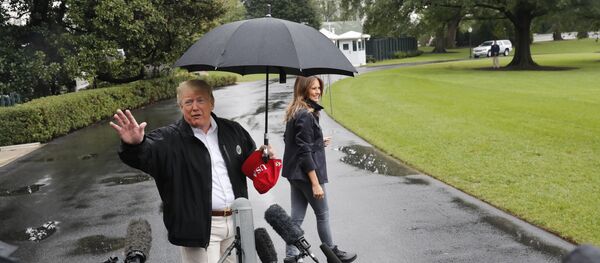 President Donald Trump and first lady Melania Trump walk across the South Lawn of the White House in Washington, Monday, Oct. 15, 2018, to board Marine One helicopter for a short trip to Andrews Air Force Base, Md., en route to Florida to tour areas the devastation left behind from Hurricane Michael last week. - Sputnik Afrique