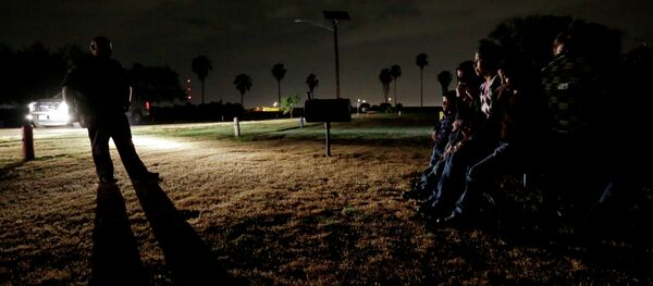 A group of immigrants from Honduras and El Salvador, who crossed the U.S.-Mexico border illegally, are stopped in Granjeno, Texas - Sputnik Afrique