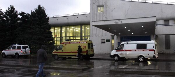Ambulance cars are parked near the airport building in the city of Rostov-on-Don on March 19, 2016. All sixty-one people on board a flydubai Boeing 737 were killed when their plane crashed and burst into flames as it was landing in Rostov-on-Don, in Southern Russia, on March 19 morning, a local official said. - Sputnik Afrique
