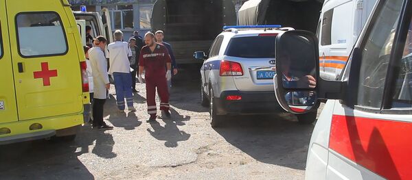 A l'entrée du lycée de Kertch où s'est produite la tuerie A l'entrée du lycée de Kertch où s'est produite la tuerie - Sputnik Afrique